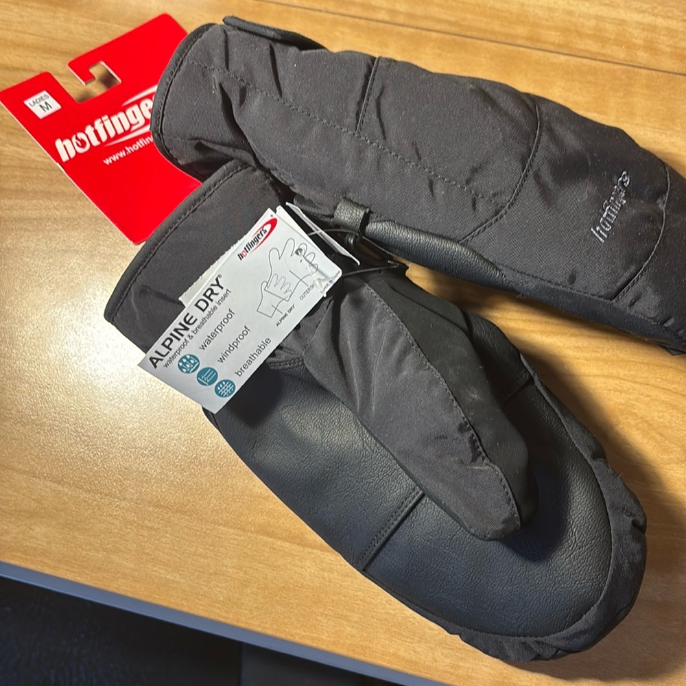 NWT HOT FINGERS MITTENS IN BLACK